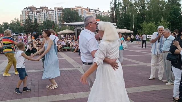 Белгород, танцы в кругу друзей, парк победы. смотреть онлайн