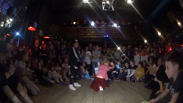D-stance Battle | 18.11.2017 | HH Kids | Катя С. (win) vs. Куликова Саша смотреть онлайн