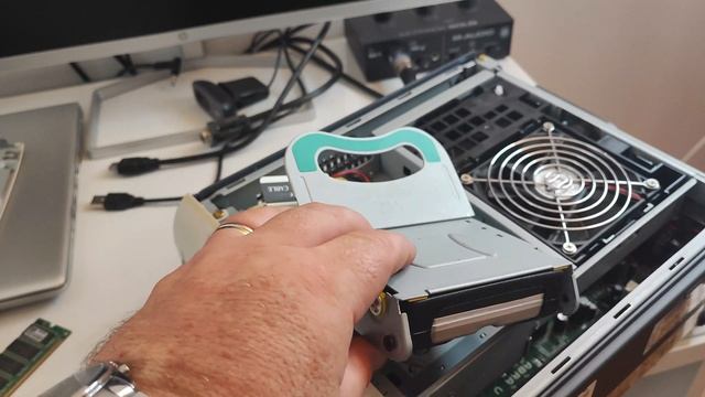 Mostrando El Interior De Un Mini PC Del Año 2001
