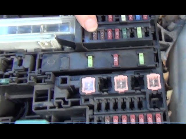 Замена предохранителя №20 главного блока ЕЦУ в Тойота Королла Е150 смотреть онлайн