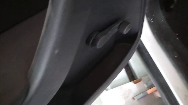 Как снять ручку стеклоподъемника Шкода Йети Skoda Yeti. смотреть онлайн