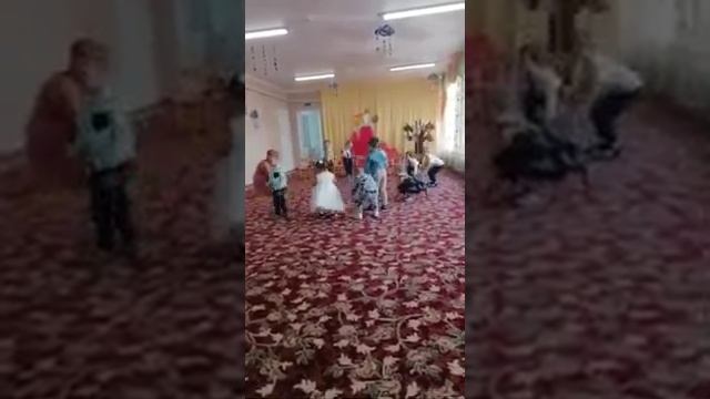 танец с листочками! Младшая группа смотреть онлайн