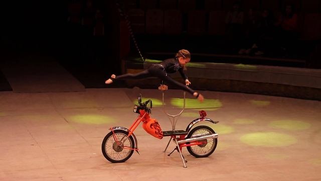 Circus studio "Arlekino" (city of Barnaul, RF) - Balancing act "A Sharp Turn" смотреть онлайн