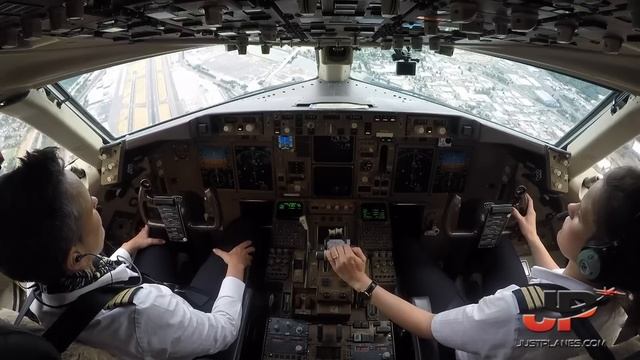 Piloting the BOEING 757 into Seattle | Cockpit Views смотреть онлайн