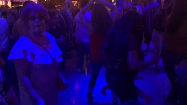 Веселая Музыка и Танцы (2) в Resort World Casino. Monticello, New York. 25 августа смотреть онлайн
