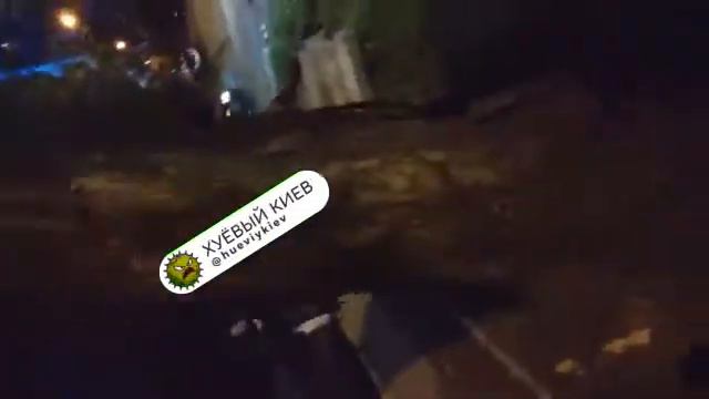 мужчина ворует бордюры в киеве 2 смотреть онлайн