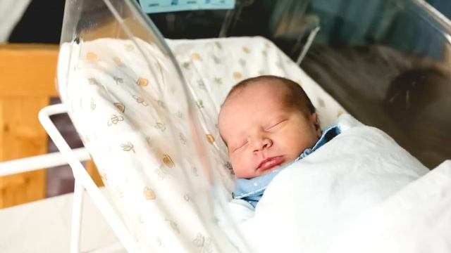 Отец целует умирающего ребёнка, через секунду происходит настоящее чудо! смотреть онлайн