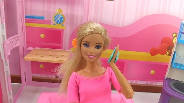 Барби на дискотеке, а Кен в командировке. Видео для девочек. смотреть онлайн