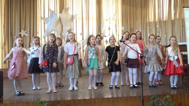 Возле зеркала стою и хохочу. Песенка в школе. смотреть онлайн