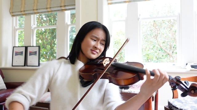 CLASSICAL VIOLINIST TRIES JAZZ - AUTUMN LEAVES смотреть онлайн