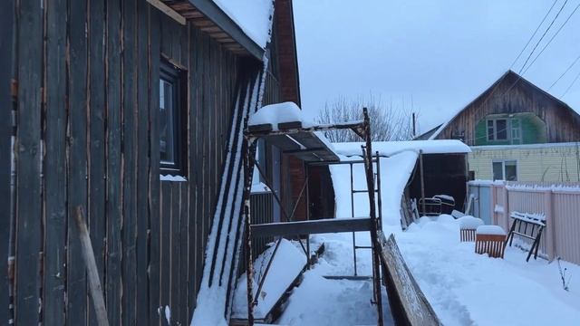 Заимку на Урале снегом занесло, утепляем фундамент смотреть онлайн