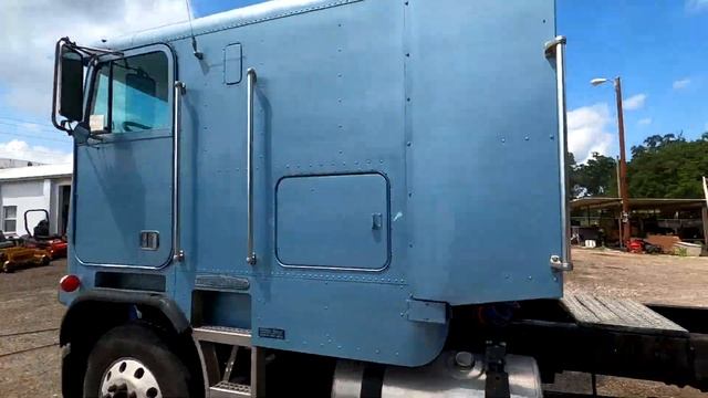 I Bought A 1992 Freightliner Cabover For Work Purposes! смотреть онлайн