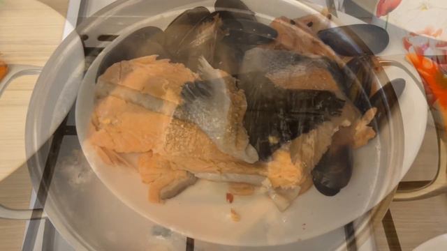 СЛИВОЧНЫЙ СУП С МОРЕПРОДУКТАМИ И СТЕКЛЯННОЙ ЛАПШОЙ смотреть онлайн