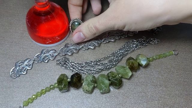 Разные серебряные украшения и бусы смотреть онлайн