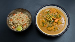 Креветки в соусе карри с бурым рисом и кумином