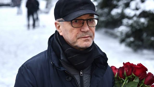 ДО СЛЁЗ! ДЕТИ С ТРУДОМ СТОЯЛИ У ГРОБА... Шокирующие фото с похорон Леонида Куравлёва взорвали сеть! смотреть онлайн
