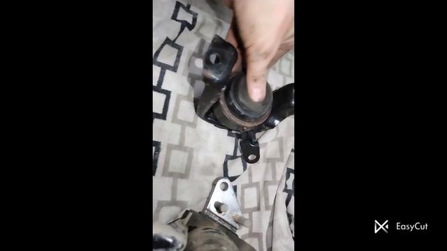 Замена правой подушки на двигателе 1-zz Fe. Тойота виш 10 кузов.