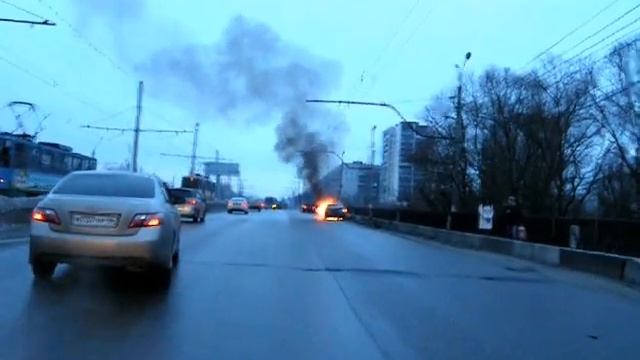 05.02.2016 Горит авто KIA - Курск. Сеймский мост смотреть онлайн