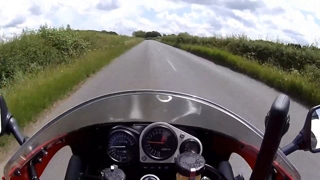 Kawasaki ZX-7R First Ride Review - the perfect beginner sportsbike? смотреть онлайн