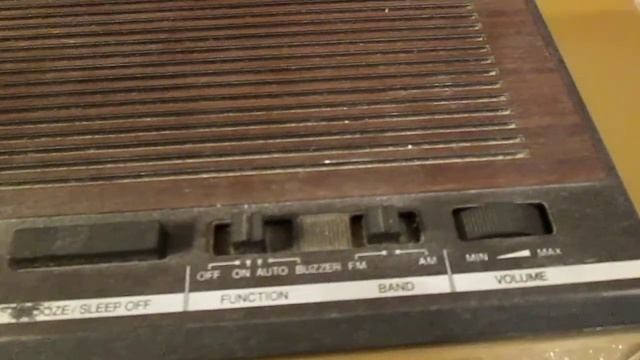 Радиоприемник с часами и будильником SANYO смотреть онлайн