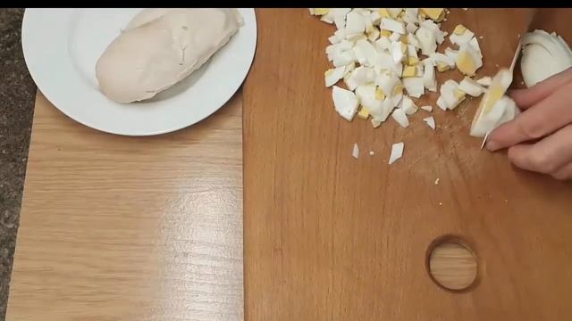 Простой и вкусный Салат с ананасом, курицей и грибами приготовьте на Новый год. смотреть онлайн