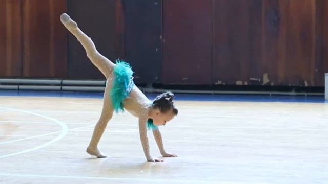 Cheerful Dance\Fröhlicher Tanz\ТАНЕЦ Чу Ча Ча смотреть онлайн