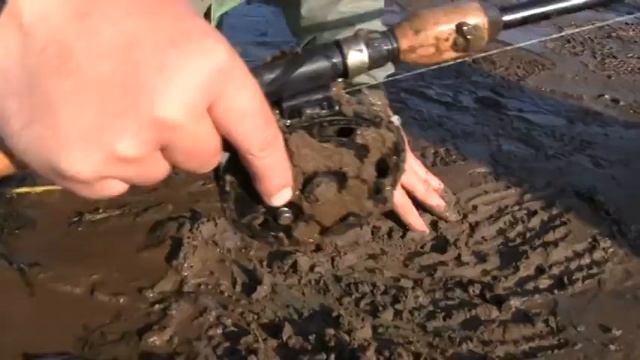 Катушку Нельма закапываем в грязь промываем и кидаем. А Ваша катушка так может? смотреть онлайн