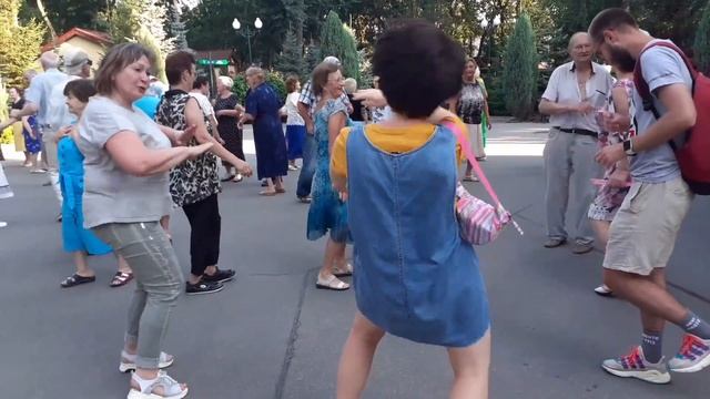 Моя таблеточка, таблетка для любви!??/Зажигательные танцы в парке Горького Харьков июль 2021 смотреть онлайн