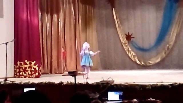 Маленькая девочка поет песню "Валенки" не поверишь! смотреть онлайн