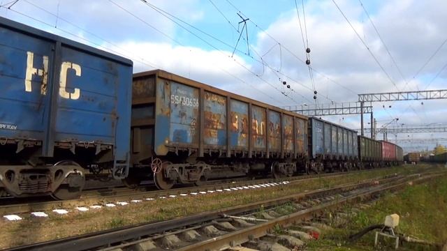 "Самый старый 2ТЭ116 из Октябрьской жд!" Тепловоз 2ТЭ116-296 с грузовым поездом, станция Волоколамс смотреть онлайн