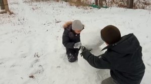 Лепим снеговика! Making a snowman.
