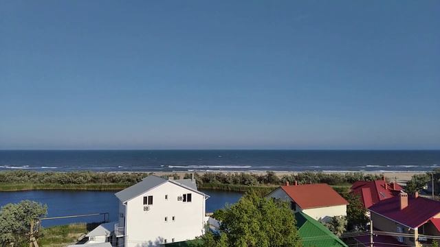 Вид на море и пустой пляж Каролино-Бугаз смотреть онлайн