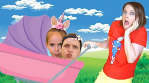 Селена как мама для своей куклы