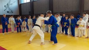 Показ броска подхват под одну ногу дзюдо.