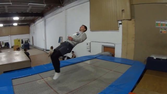 Trampoline: Back Drop (Tutorial for beginners) / Батут: Прыжок на спину (Видеоурок) смотреть онлайн