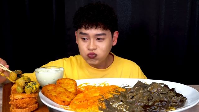 ASMR 블랙크림로제&크림로제 누들볶이 대왕멘보샤 미니김말이먹방 Black Cream Rose Tteokbokki With Big Menbosha Hash Brown MuKban смотреть онлайн
