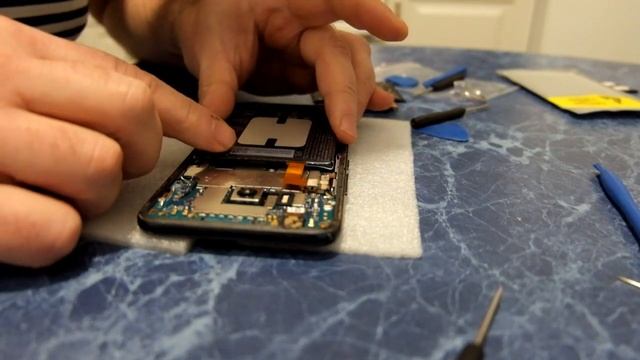 Смартфон HTC U11- замена батареи и задней крышки самостоятельно