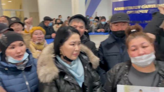 МАТЕРИ И РОДСТВЕННИКИ АРЕСТОВАННЫХ ТРЕБУЮТ ИХ ОСВОБОЖДЕНИЯ В ПРОКУРАТУРЕ АЛМАТЫ смотреть онлайн