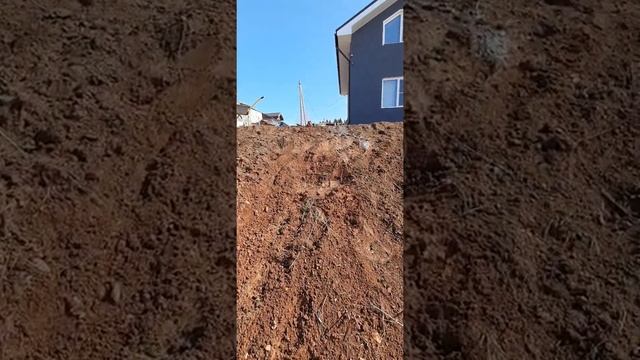 ЧАСТЬ 2. Продолжение работы с берегами пруда на своём дачном участке, РАБОТАЕМ ЛОПАТАМИ И ГРАБЛЯМИ) смотреть онлайн