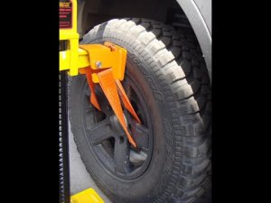 Устройство-подъема-автомобиля-за-колесо-реечным-домкратом