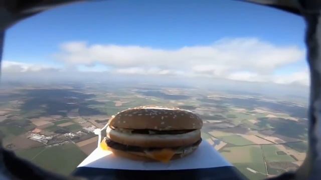 SPACE BURGER: Youtuber sends Big Mac into space, eats it after it returns to earth смотреть онлайн