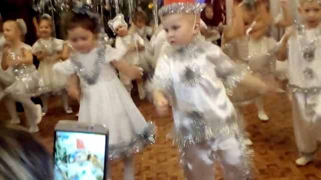 Новогодний танец. смотреть онлайн