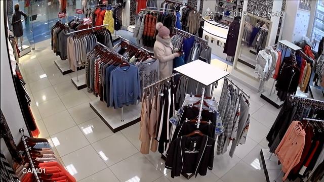 Кража в магазине женской одежды OFRI - ТЦ Синий Кит смотреть онлайн