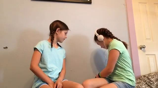 Doris & Abigail Do The Whisper Challenge| Dot Abs смотреть онлайн