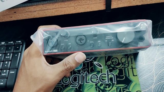 Unboxing of Focusrite Scarlet 2i2 3rd gen interface смотреть онлайн