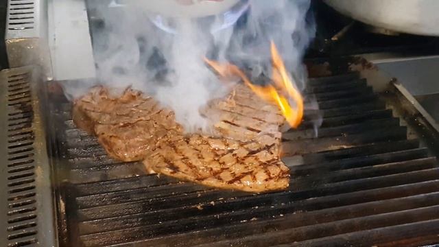 Как правильно жарить СТЕЙК из ГОВЯДИНЫ | Street food | Gurman TV смотреть онлайн