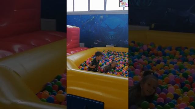 Игровая комната. Много горок и развлечений смотреть онлайн