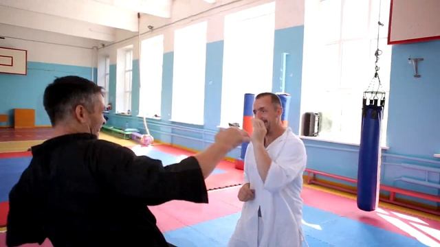 Небольшой отрывок постановочного поединка по кунг-фу файтингу смотреть онлайн
