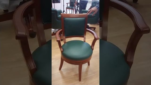 Стул с подлокотниками вращающийся 532 (орех, зеленая кожа) смотреть онлайн