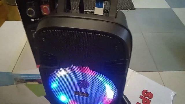 КОЛОНКА КОМПАКТНАЯ С КАРАОКЕ МИКРОФОНОМ | BLUETOOTH КОЛОНКА со Светомузыкой USB Радио смотреть онлайн